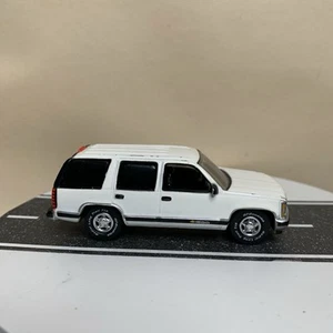 Johnny Lightning Classic Gold 1997 Chevy Tahoe 4-Door SUV GMT400 White 1:64 NM - Picture 1 of 14