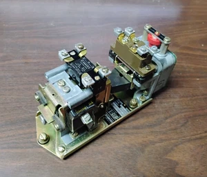 SQUARE D CLASS 9050 TYPE BO 2E PNEUMATIC TIMING RELAY NEW IN BOX OLD STOCK - Picture 1 of 11