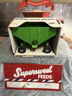 Ertl 1/16 Deutz Allis Green Gravity Feed Wagon Steel - Image 1 of 2