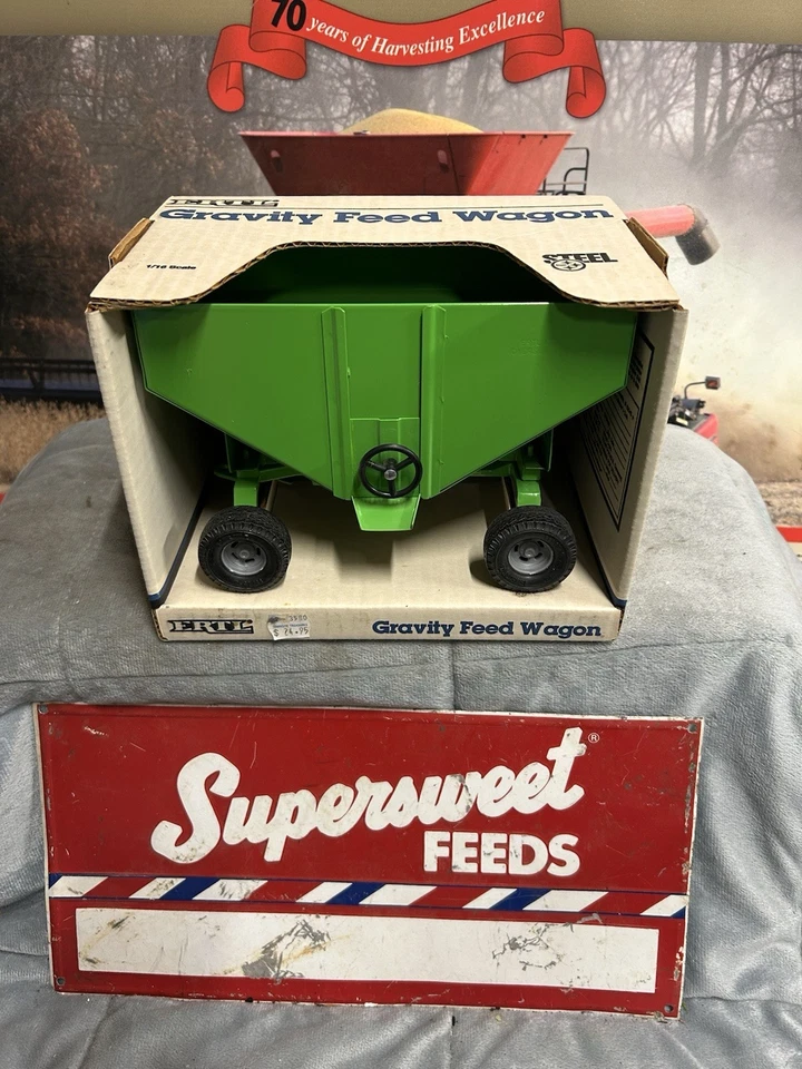 Ertl 1/16 Deutz Allis Green Gravity Feed Wagon Steel - Image 1 of 2