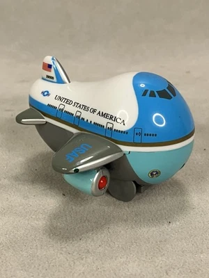 Avión de juguete Toy Tech Air Force One Pullback con luces y características de sonido Foto 1 de 4