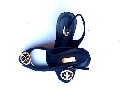 Sandalias de tacón GUESS negras para mujer con punta abierta. Foto 1 de 4