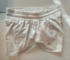 Lululemon Size 6 White Hotty Hot Short II 2.5â