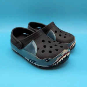 Zuecos Crocs Fun Lab banda tiburón con correa azul marino niño pequeño talla 6 C - Imagen 1 de 6