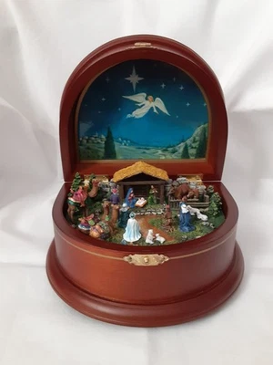 The Danbury Mint, caja de música de madera The Nativity, toca "Silent Night" Foto 1 de 4