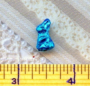 Puppenhaus Miniaturen Größe Sue's folienüberzogener Osterhase türkis - Bild 1 von 2