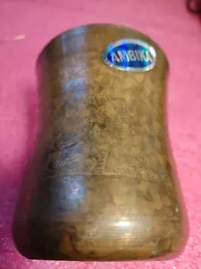 Tazza vintage in ottone con cave a mano - Foto 1 di 10