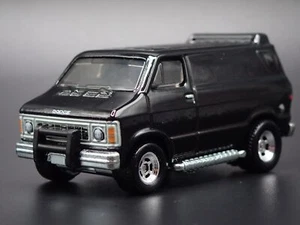 1979-1997 DODGE RAM VAN SCHWARZ MASSSTAB 1:64 SAMMLERSTÜCK DIORAMA DIECAST MODELLAUTO - Bild 1 von 9