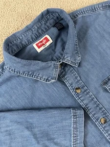 Camicia vintage Wrangler blu denim manica corta con bottoni perla snap uomo media - Foto 1 di 10