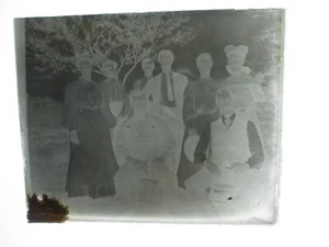 (1) LATE 1800s/EARLY 1900s GLASS NEGATIVE, FAMILY OUTSIDE, UNKNOWN LOCAL - Picture 1 of 1