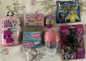 SPIELZEUG PACKTASCHE VERSIEGELT SPIELZEUG KONVOLUT (7) VERSCHIEDENE GO GO’S, L.O.L ETC LESEN - Bild 1 von 1