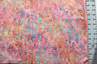 Huevos en rodajas púrpura, azul verde sobre tela de edredón de algodón BATIK rosa FQ Lunn Foto 1 de 2