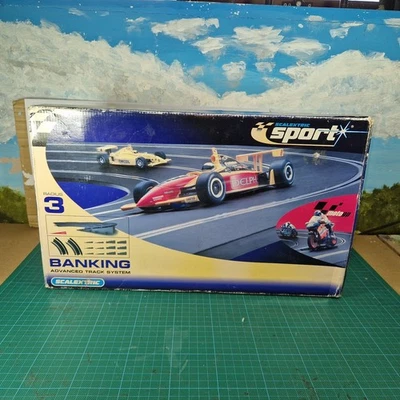 Scalextric C8297 Radio 3 Curvas Bancadas En Caja - Usado 1:32 Ranura Coche Pista Foto 1 de 3
