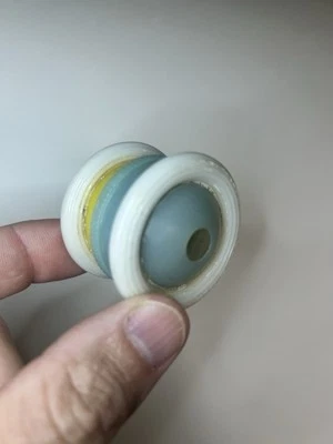 Juguete de cuna vintage BABY RATTLE años 30-1940 plástico duro amarillo azul con campana G Foto 1 de 4