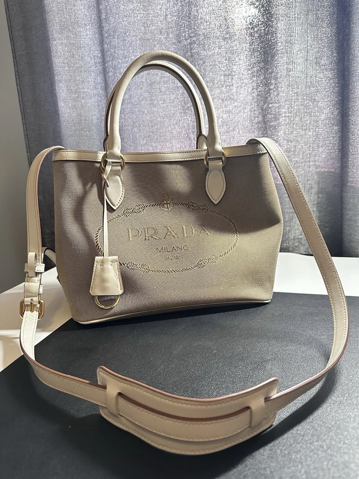 Prada белый Jacquard логотип сумка с короткими ручками 2-сторонний дизайн через плечо или Дамская сумка - Изображение 1 из 4