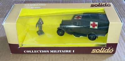 Camión ambulancia militar Solido C4 Cruz Roja # 6020 con caja y soldado 1:43 Francia Foto 1 de 3