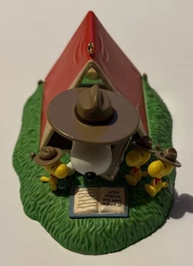 2009 Hallmark A Spooky Story Beagle Scout Camp Out Peanuts Snoopy Ornamento - Imagen 1 de 4
