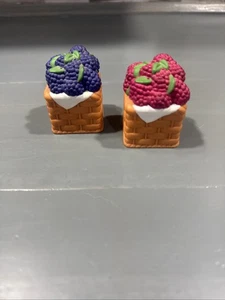 Vintage Mini Salz & Pfefferstreuer Himbeeren im Korb - Bild 1 von 3