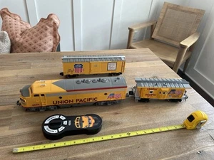 Motor locomotora Menards Union Pacific F-7 calibre O #4694 con control remoto + autos - Imagen 1 de 19
