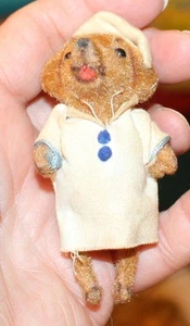 Camiseta de noche vestida de oso gorra hecha a mano Kunstlerchutz vintage Alemania Occidental 3" - Imagen 1 de 4