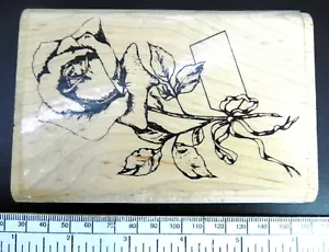 Tampon encreur "Rose avec étiquette vierge" sur support bois 12 x 7 cm. - Imagen 1 de 3
