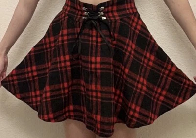 Falda a Cuadros Roja y Negra con Detalle de Cordones, Falda Hipster, Falda Alternativa Foto 1 de 4