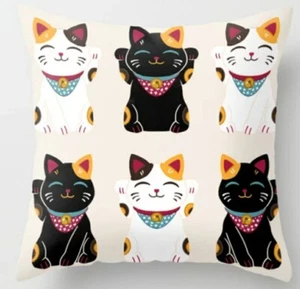 SOCIETY 6 DEKOKISSEN 20" x 20" Maneki Neko - Glückskatzen Dekokissen. - Bild 1 von 2