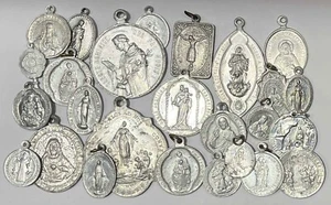 Riesiges Lot x27 katholische Medaillen verschiedene Heilige, Jungfrauen, Andachten, Aluminium - Bild 1 von 17