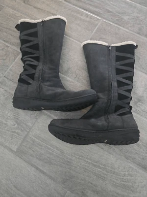 Bota negra para mujer Teva Figueroa WP forrada de piel sintética impermeable talla 9,5 Foto 1 de 4