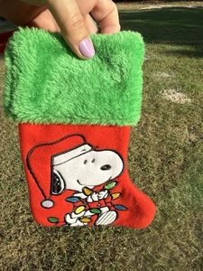 Medias de Navidad Peanuts Snoopy con diseño de luces 9” pequeñas - Imagen 1 de 3