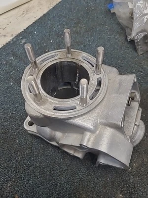 Jarra YZ125 1999-2000 con válvulas de alimentación Foto 1 de 4