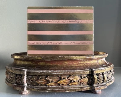 Pequeña caja de regalo vintage icónica I.MAGNIN lámina dorada rayas rosas 6" baratija de joyería Foto 1 de 4