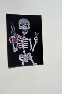 ACEO Original Kunstkarte Horror Halloween Skelett mit Kaffee kein Druck - Bild 1 von 3