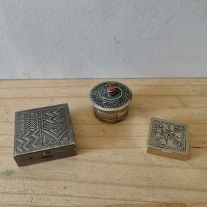 Lot Anciens Boîtes Piluliers En Métal  Réf A113 - Foto 1 di 17