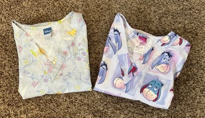 Lote de 2 blusas esfoliantes femininas The Wonderful World Of Disney tamanho médio ~ Sininho/olhos - Imagem 1 de 4