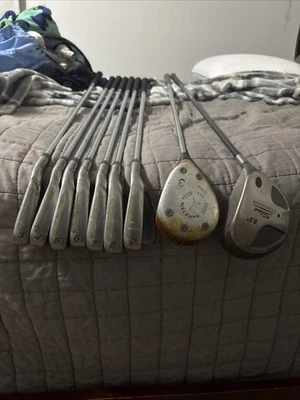 Juego de hierro Taylormade, madera Ping 3, controlador Titleist. Foto 1 de 4