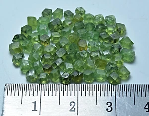 Raro Terminado Transparente Tamaño Pequeño Cristal Demantoide Verde Granate Lote 23 Crt - Imagen 1 de 4