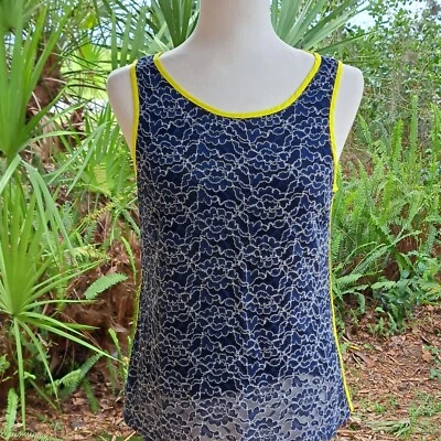 Tanque deportivo Banana Republic 6 negro transparente encaje sobre forro negro detalles de neón  Foto 1 de 4