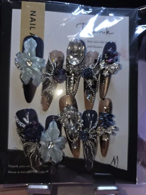 Press On Nails handgefertigte mittellange blaue und braune Stilettos. - Bild 1 von 4