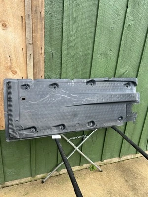 Volkswagen Golf 2010 4 puertas izquierda debajo de la carrocería cubierta protectora contra salpicaduras OEM. Foto 1 de 4