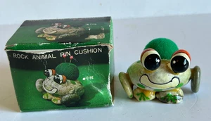 Cojín de prendedor vintage de animales de roca rana kitsch antropomórfica/alfileres en caja Taiwán - Imagen 1 de 8