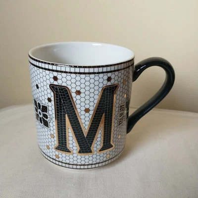 Taza Anthropologie Taza Monograma "M" Bistro Azulejo Margot Negro Metálico Dorado 14oz Foto 1 de 4