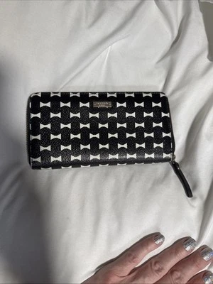 Cartera Kate Spade New York Bow Mack con patrón de lazo blanco y negro Foto 1 de 4