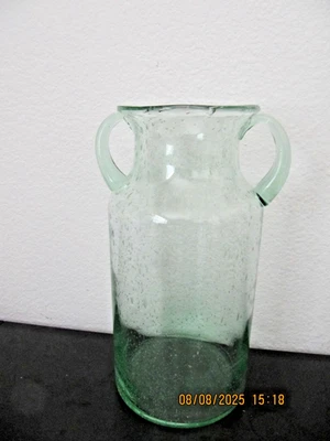 Florero grande de vidrio verde con asas y burbujas controladas de 11,5" de alto Foto 1 de 3