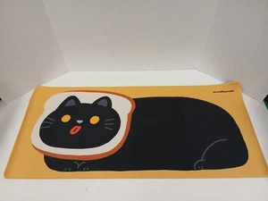 The KapCo XXL Black Catto Schreibtischunterlage - Schwarze Katze mit Brot Mauspad - Bild 1 von 4