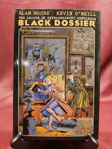 Die Liga der außergewöhnlichen Gentlemen: Schwarzes Dossier von Alan Moore - Bild 1 von 5