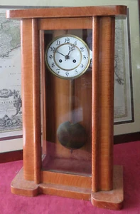 130605 Un orologio da parete a pendolo in legno chiaro , anni Venti. Funzionante - Foto 1 di 7