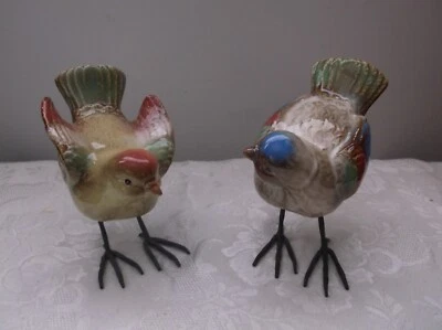 Dos estatuillas de pájaros de pie sobre patas de metal de 5 pulgadas de alto Foto 1 de 4
