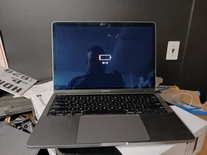 Apple MacBook Pro 13" 2020 Intel Core I5 1.4ghz 8gb RAM 256gb SSD Silver - Afbeelding 1 van 6
