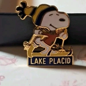 Vintage Lake Placid New York Ski Resort Snoopy Skiing Ski Pin - Picture 1 of 7